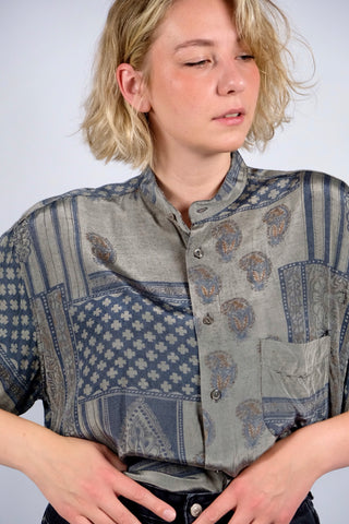 Leichtes 90s Hemd made in Italy mit kleinem Stehkragen und tollem Boho Crazy Pattern Print in Blau-/Grautönen und Rotbraun, unisex tragbar (Herren M bis L, Damen L) – ein absolutes Highlight
