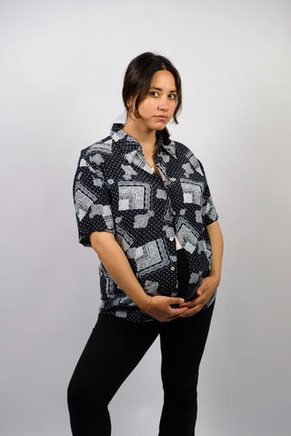 80s/90s Hemd aus reiner Viskose mit tollem Boho Crazy Pattern Print in Schwarz und Weiß – unisex tragbar: entspricht ca. einer heutigen Herren-M, für Damen empfehlen wir das Hemd einer M bis L – ein absolutes Highlight