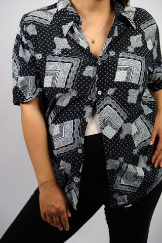 80s/90s Hemd aus reiner Viskose mit tollem Boho Crazy Pattern Print in Schwarz und Weiß – unisex tragbar: entspricht ca. einer heutigen Herren-M, für Damen empfehlen wir das Hemd einer M bis L – ein absolutes Highlight