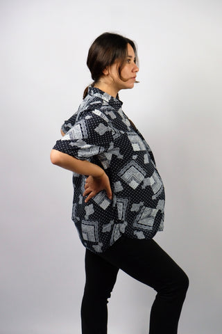 80s/90s Hemd aus reiner Viskose mit tollem Boho Crazy Pattern Print in Schwarz und Weiß – unisex tragbar: entspricht ca. einer heutigen Herren-M, für Damen empfehlen wir das Hemd einer M bis L – ein absolutes Highlight
