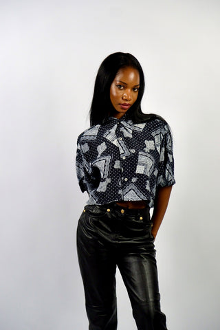 Schwarzes 90s Viskose Hemd made in Italy mit weißem Boho Crazy Pattern Print – von uns gecropped und für einen lockeren Look zu empfehlen für eine S oder S/M – ein Unikat und absolutes Highlight