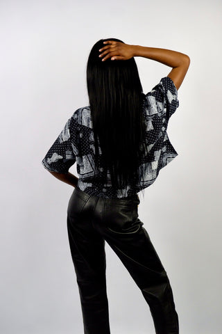 Schwarzes 90s Viskose Hemd made in Italy mit weißem Boho Crazy Pattern Print – von uns gecropped und für einen lockeren Look zu empfehlen für eine S oder S/M – ein Unikat und absolutes Highlight