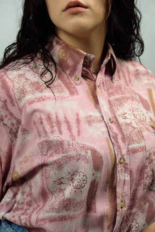 90s Hemd aus reiner Viskose mit Button Down Kragen und Crazy Pattern Print in Rosa-/Beerentönen und Braun, unisex tragbar (Herren M/L, Damen M bis XL je nach gewünschter Passform) – ein absolutes Highlight