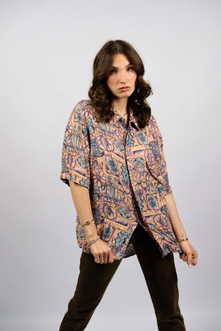 90s Hemd made in Italy aus reiner Viskose mit floralem Boho Crazy Pattern Print in Pfirsich, Mauve, Mintgrün, Blau, Weiß und Schwarz – unisex tragbar: Herren ca. heutige M, Damen L, eignet sich aber auch für oversized Looks an kleineren Größen – ein absolutes Highlight