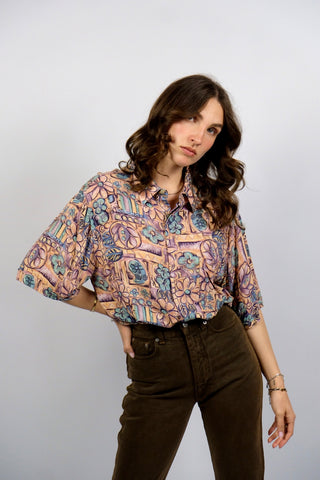 90s Hemd made in Italy aus reiner Viskose mit floralem Boho Crazy Pattern Print in Pfirsich, Mauve, Mintgrün, Blau, Weiß und Schwarz – unisex tragbar: Herren ca. heutige M, Damen L, eignet sich aber auch für oversized Looks an kleineren Größen – ein absolutes Highlight
