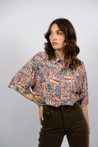 90s Hemd made in Italy aus reiner Viskose mit floralem Boho Crazy Pattern Print in Pfirsich, Mauve, Mintgrün, Blau, Weiß und Schwarz – unisex tragbar: Herren ca. heutige M, Damen L, eignet sich aber auch für oversized Looks an kleineren Größen – ein absolutes Highlight