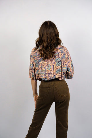 90s Hemd made in Italy aus reiner Viskose mit floralem Boho Crazy Pattern Print in Pfirsich, Mauve, Mintgrün, Blau, Weiß und Schwarz – unisex tragbar: Herren ca. heutige M, Damen L, eignet sich aber auch für oversized Looks an kleineren Größen – ein absolutes Highlight