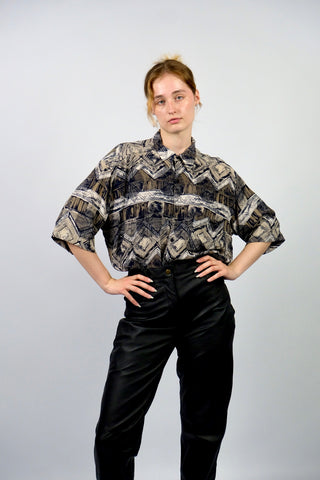 90s Viskose Hemd mit Boho Crazy Pattern Print in Dunkelblau, Hellbraun, Beige und Creme – unisex tragbar: Herren ca. heutige M/L, Damen L/XL, eignet sich aber auch für oversized Looks an kleineren Größen – ein absolutes Highlight