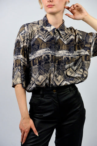 90s Viskose Hemd mit Boho Crazy Pattern Print in Dunkelblau, Hellbraun, Beige und Creme – unisex tragbar: Herren ca. heutige M/L, Damen L/XL, eignet sich aber auch für oversized Looks an kleineren Größen – ein absolutes Highlight