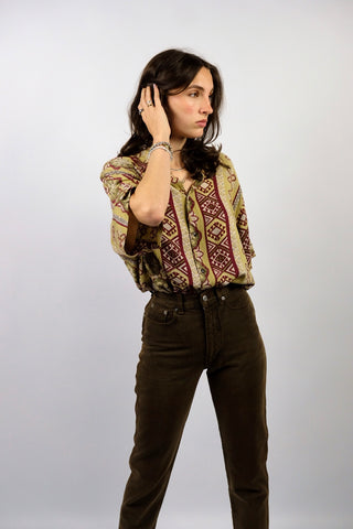 90s Hemd made in Italy aus reiner Viskose mit tollem Boho Crazy Pattern Print in hellem und dunklem Olivgrün, Weinrot, Creme/Beige und Grau – unisex tragbar: entspricht ca. einer heutigen Herren-L, für Damen empfehlen wir es einer L bis XL, eignet sich aber auch für oversized Looks an kleineren Größen (bitte Maße beachten) – ein absolutes Highlight