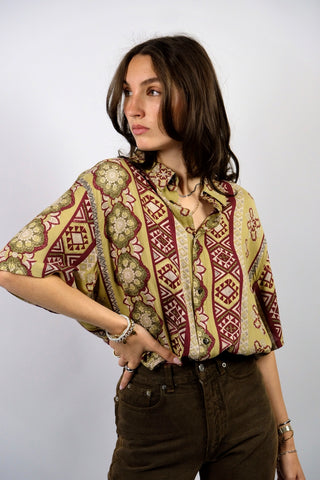 90s Hemd made in Italy aus reiner Viskose mit tollem Boho Crazy Pattern Print in hellem und dunklem Olivgrün, Weinrot, Creme/Beige und Grau – unisex tragbar: entspricht ca. einer heutigen Herren-L, für Damen empfehlen wir es einer L bis XL, eignet sich aber auch für oversized Looks an kleineren Größen (bitte Maße beachten) – ein absolutes Highlight