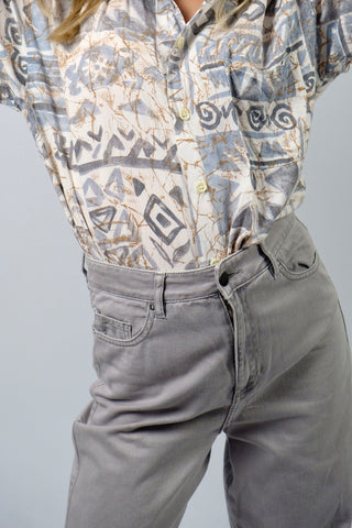 90s Viskose Hemd mit Crazy Pattern Print in Weiß, Grau, Graublau und Braun – für einen lockeren Look empfehlen wir das Hemd einer XS/S – ein absolutes Highlight