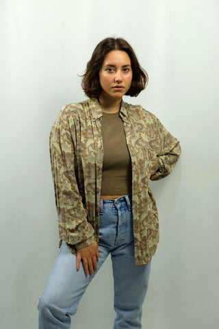 90s Viskose Hemd mit Button Down Kragen und tollem Boho Print in erdigen Tönen, unisex tragbar – die angegebene Größe ist eine Herren-L, wir würden das Hemd eher einer heutigen Herren-M und für Damen einer L empfehlen