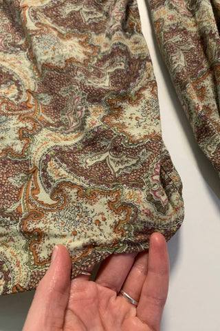 90s Viskose Hemd mit Button Down Kragen und tollem Boho Print in erdigen Tönen, unisex tragbar – die angegebene Größe ist eine Herren-L, wir würden das Hemd eher einer heutigen Herren-M und für Damen einer L empfehlen