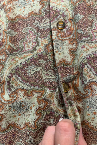 90s Viskose Hemd mit Button Down Kragen und tollem Boho Print in erdigen Tönen, unisex tragbar – die angegebene Größe ist eine Herren-L, wir würden das Hemd eher einer heutigen Herren-M und für Damen einer L empfehlen