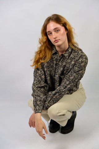 90s Viskose Hemd made in Italy mit floralem Boho Print in Schwarz, Creme/Beige und Grau – wurde von uns gecropped, wir empfehlen das Hemd ca. einer M – ein absolutes Highlight
