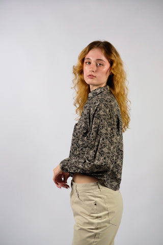 90s Viskose Hemd made in Italy mit floralem Boho Print in Schwarz, Creme/Beige und Grau – wurde von uns gecropped, wir empfehlen das Hemd ca. einer M – ein absolutes Highlight