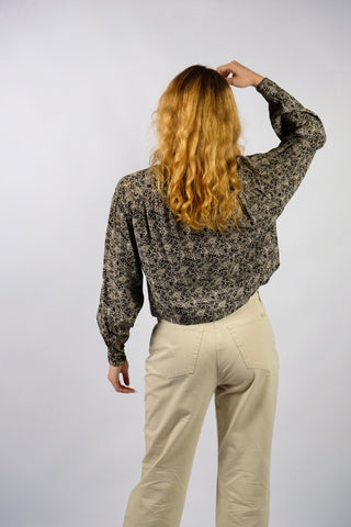 90s Viskose Hemd made in Italy mit floralem Boho Print in Schwarz, Creme/Beige und Grau – wurde von uns gecropped, wir empfehlen das Hemd ca. einer M – ein absolutes Highlight