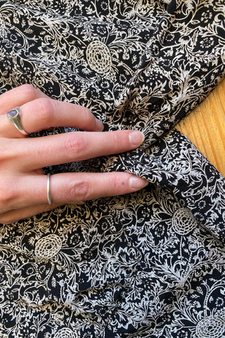 90s Viskose Hemd made in Italy mit floralem Boho Print in Schwarz, Creme/Beige und Grau – wurde von uns gecropped, wir empfehlen das Hemd ca. einer M – ein absolutes Highlight