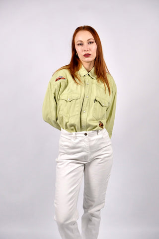 Lindgrünes 90s Upcycling Denim-/Baumwollhemd mit Druckknöpfen im Western-Stil, von uns mit coolen Patches verziert – unisex von einer L tragbar, ideal für größere Körpergrößen und ein absolutes Highlight