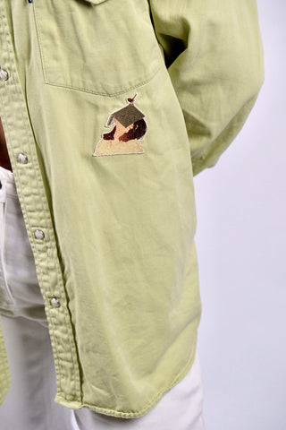 Lindgrünes 90s Upcycling Denim-/Baumwollhemd mit Druckknöpfen im Western-Stil, von uns mit coolen Patches verziert – unisex von einer L tragbar, ideal für größere Körpergrößen und ein absolutes Highlight