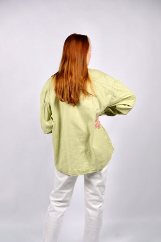 Lindgrünes 90s Upcycling Denim-/Baumwollhemd mit Druckknöpfen im Western-Stil, von uns mit coolen Patches verziert – unisex von einer L tragbar, ideal für größere Körpergrößen und ein absolutes Highlight