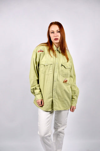 Lindgrünes 90s Upcycling Denim-/Baumwollhemd mit Druckknöpfen im Western-Stil, von uns mit coolen Patches verziert – unisex von einer L tragbar, ideal für größere Körpergrößen und ein absolutes Highlight
