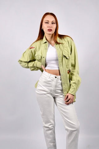 Lindgrünes 90s Upcycling Denim-/Baumwollhemd mit Druckknöpfen im Western-Stil, von uns mit coolen Patches verziert – unisex von einer L tragbar, ideal für größere Körpergrößen und ein absolutes Highlight