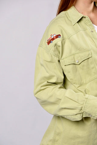 Lindgrünes 90s Upcycling Denim-/Baumwollhemd mit Druckknöpfen im Western-Stil, von uns mit coolen Patches verziert – unisex von einer L tragbar, ideal für größere Körpergrößen und ein absolutes Highlight