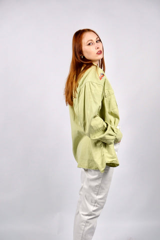 Lindgrünes 90s Upcycling Denim-/Baumwollhemd mit Druckknöpfen im Western-Stil, von uns mit coolen Patches verziert – unisex von einer L tragbar, ideal für größere Körpergrößen und ein absolutes Highlight