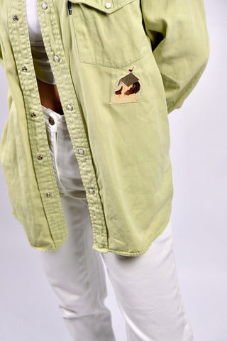 Lindgrünes 90s Upcycling Denim-/Baumwollhemd mit Druckknöpfen im Western-Stil, von uns mit coolen Patches verziert – unisex von einer L tragbar, ideal für größere Körpergrößen und ein absolutes Highlight