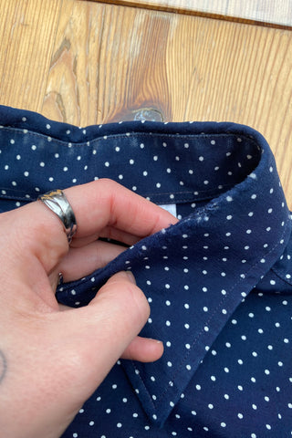 Marineblaues 90s Hemd made in Italy aus reiner Viskose mit weißem Pünktchenmuster – entspricht ca. einer heutigen M, ist unisex tragbar und eignet sich auch für oversized Looks