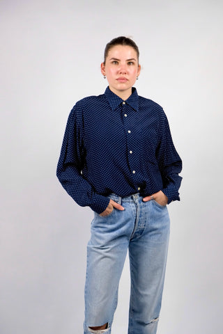 Marineblaues 90s Hemd made in Italy aus reiner Viskose mit weißem Pünktchenmuster – entspricht ca. einer heutigen M, ist unisex tragbar und eignet sich auch für oversized Looks