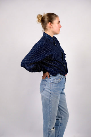 Marineblaues 90s Hemd made in Italy aus reiner Viskose mit weißem Pünktchenmuster – entspricht ca. einer heutigen M, ist unisex tragbar und eignet sich auch für oversized Looks