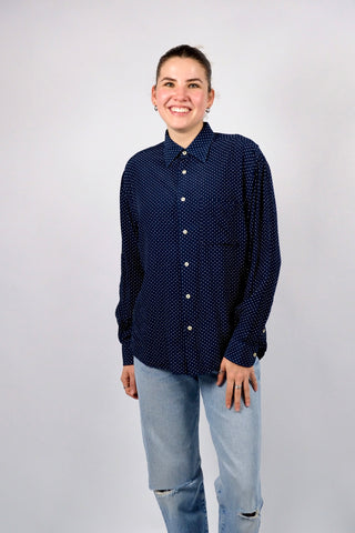 Marineblaues 90s Hemd made in Italy aus reiner Viskose mit weißem Pünktchenmuster – entspricht ca. einer heutigen M, ist unisex tragbar und eignet sich auch für oversized Looks