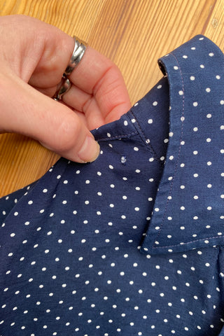 Marineblaues 90s Hemd made in Italy aus reiner Viskose mit weißem Pünktchenmuster – entspricht ca. einer heutigen M, ist unisex tragbar und eignet sich auch für oversized Looks