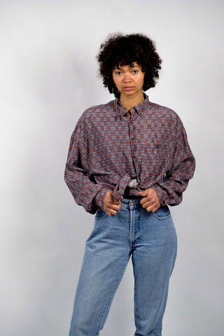 80s/90s Hemd aus reiner Seide mit Button Down Kragen sowie geometrischem Crazy Pattern Print in gedecktem Grau, Rot, Rosa/Beere und Anthrazit – von uns liebevoll reworked und leicht gekürzt, zuvor eine Herren-L, entspricht nun ca. einer Damen-XL – ein absolutes Highlight
