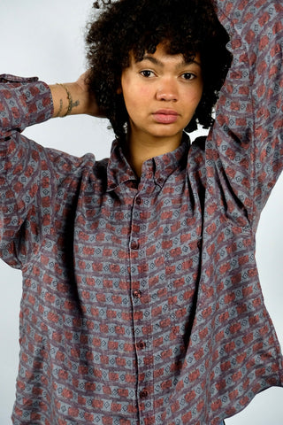 80s/90s Hemd aus reiner Seide mit Button Down Kragen sowie geometrischem Crazy Pattern Print in gedecktem Grau, Rot, Rosa/Beere und Anthrazit – von uns liebevoll reworked und leicht gekürzt, zuvor eine Herren-L, entspricht nun ca. einer Damen-XL – ein absolutes Highlight