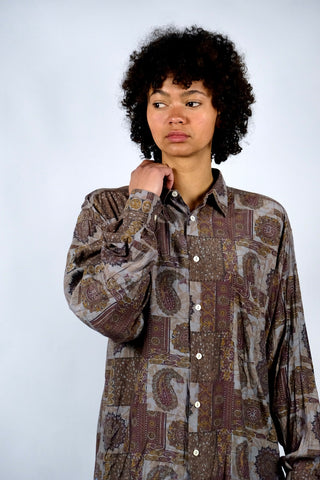 80s/90s Hemd aus reiner, leichter Viskose mit tollem Boho/Paisley Crazy Pattern Print in gedecktem Grau, Braun, Ocker, und Weinrot/Aubergine – unisex tragbar: Herren M, Damen M/L und ein absolutes Highlight