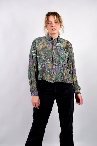 80s/90s Hemd aus reiner Viskose mit tollem Crazy Pattern Print in Dunkelgrau/Anthrazit, Lila, Beige/Braun, Blau und Grüntönen – verwaschener Look, Button Down Kragen und von uns gecropped – zu empfehlen für eine L und ein absolutes Highlight