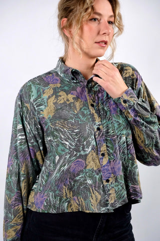 80s/90s Hemd aus reiner Viskose mit tollem Crazy Pattern Print in Dunkelgrau/Anthrazit, Lila, Beige/Braun, Blau und Grüntönen – verwaschener Look, Button Down Kragen und von uns gecropped – zu empfehlen für eine L und ein absolutes Highlight