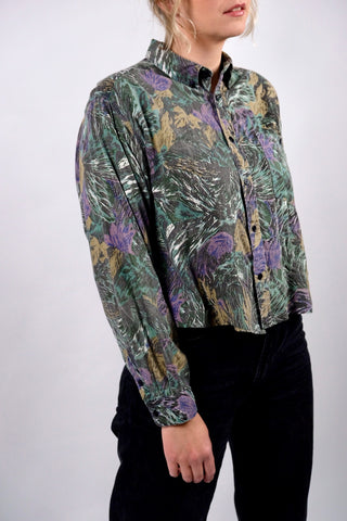 80s/90s Hemd aus reiner Viskose mit tollem Crazy Pattern Print in Dunkelgrau/Anthrazit, Lila, Beige/Braun, Blau und Grüntönen – verwaschener Look, Button Down Kragen und von uns gecropped – zu empfehlen für eine L und ein absolutes Highlight