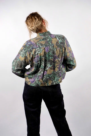 80s/90s Hemd aus reiner Viskose mit tollem Crazy Pattern Print in Dunkelgrau/Anthrazit, Lila, Beige/Braun, Blau und Grüntönen – verwaschener Look, Button Down Kragen und von uns gecropped – zu empfehlen für eine L und ein absolutes Highlight