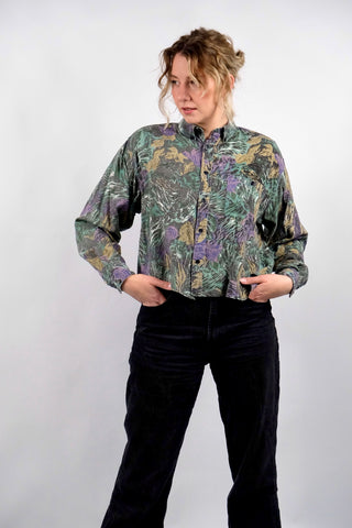 80s/90s Hemd aus reiner Viskose mit tollem Crazy Pattern Print in Dunkelgrau/Anthrazit, Lila, Beige/Braun, Blau und Grüntönen – verwaschener Look, Button Down Kragen und von uns gecropped – zu empfehlen für eine L und ein absolutes Highlight