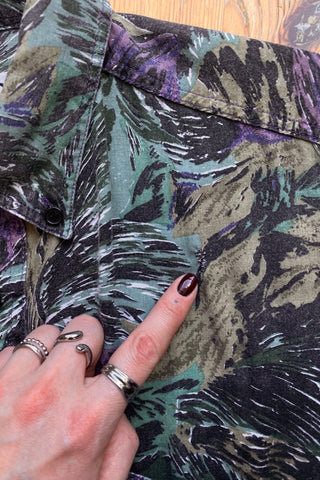 80s/90s Hemd aus reiner Viskose mit tollem Crazy Pattern Print in Dunkelgrau/Anthrazit, Lila, Beige/Braun, Blau und Grüntönen – verwaschener Look, Button Down Kragen und von uns gecropped – zu empfehlen für eine L und ein absolutes Highlight