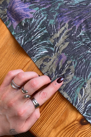 80s/90s Hemd aus reiner Viskose mit tollem Crazy Pattern Print in Dunkelgrau/Anthrazit, Lila, Beige/Braun, Blau und Grüntönen – verwaschener Look, Button Down Kragen und von uns gecropped – zu empfehlen für eine L und ein absolutes Highlight