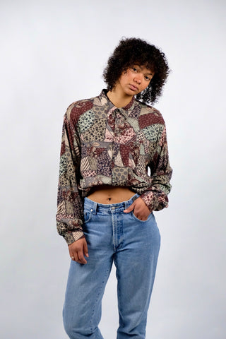 90s Hemd made in Italy aus reiner Viskose mit floralem Patchwork Crazy Pattern Print in Weinrot/Aubergine, Rosa, Mint, Hellbraun, Grau, Beige, Graugrün und Schwarz – unisex tragbar: Herren L/XL, Damen XL und ideal für größere Körpergrößen – ein absolutes Highlight