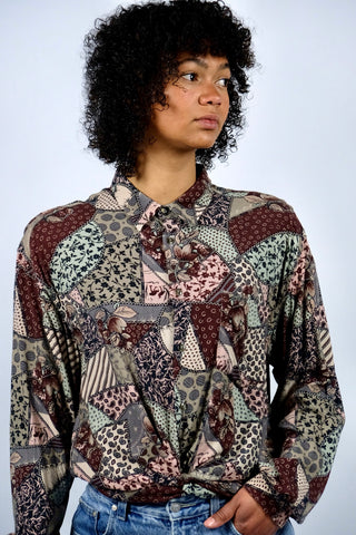 90s Hemd made in Italy aus reiner Viskose mit floralem Patchwork Crazy Pattern Print in Weinrot/Aubergine, Rosa, Mint, Hellbraun, Grau, Beige, Graugrün und Schwarz – unisex tragbar: Herren L/XL, Damen XL und ideal für größere Körpergrößen – ein absolutes Highlight