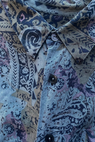 80s/90s Hemd aus reiner Viskose mit Boho Crazy Pattern Print in gedecktem Mintblau, Dunkelblau, Altrosa/Mauve, Oliv und Schwarz – unisex von einer L bis XL tragbar und ideal für größere Körpergrößen – ein absolutes Highlight