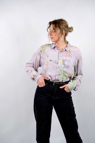 Fliederfarbenes 80s/90s Viskose-Hemd mit Crazy Pattern Print in Hellgrün, Mint, Hellblau, Gelbgrün, Rotbraun, Creme, Pfirsich und Anthrazit – unisex tragbar: Herren M, Damen L und ideal für größere Körpergrößen – ein absolutes Highlight